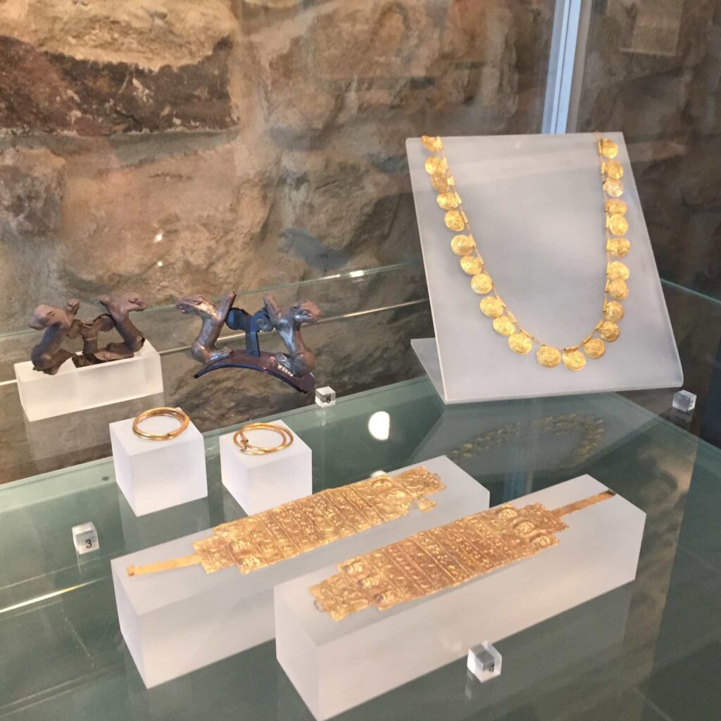 The Etruscans, Unraveling the Mysteries of Ancient Italy 2 etruscans jewelry