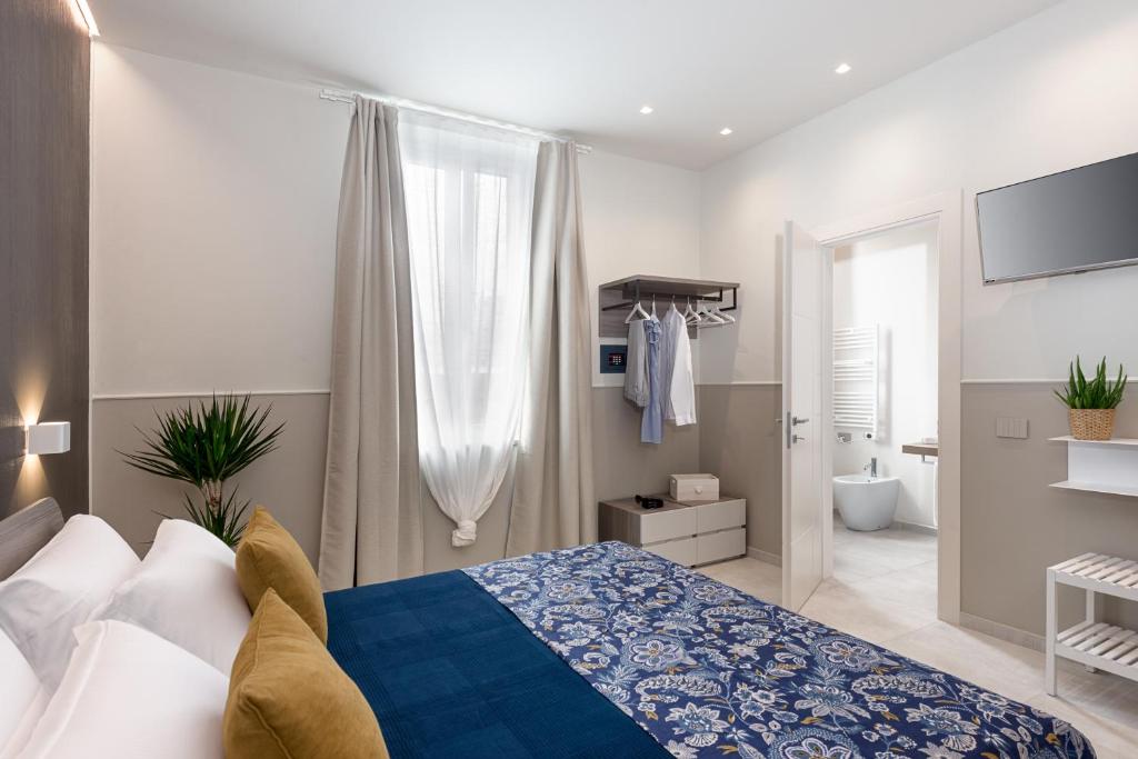 Where to Stay in Follonica: B&B Oltremare, a Top Choice on the Tuscan Coast 7 Stylish double room with blue bedspread and private bathroom at B&B Oltremare, Follonica