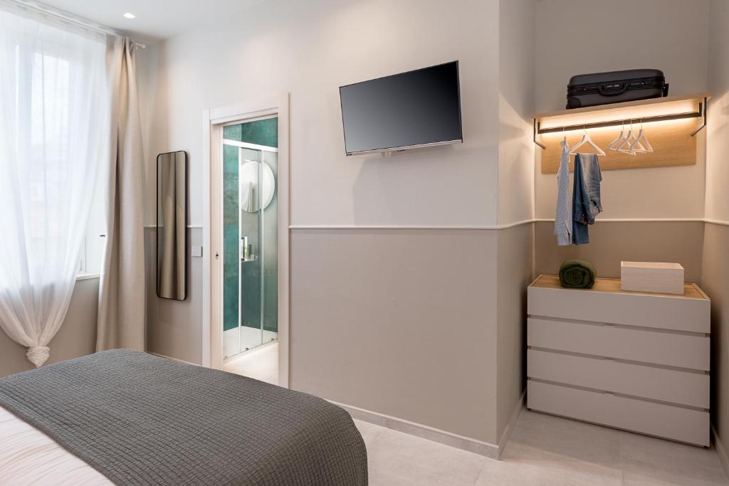 Where to Stay in Follonica: B&B Oltremare, a Top Choice on the Tuscan Coast 8 Modern guest room with built-in wardrobe, TV, and private bathroom at B&B Oltremare, Follonica.