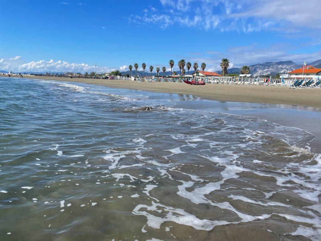marina di massa beach