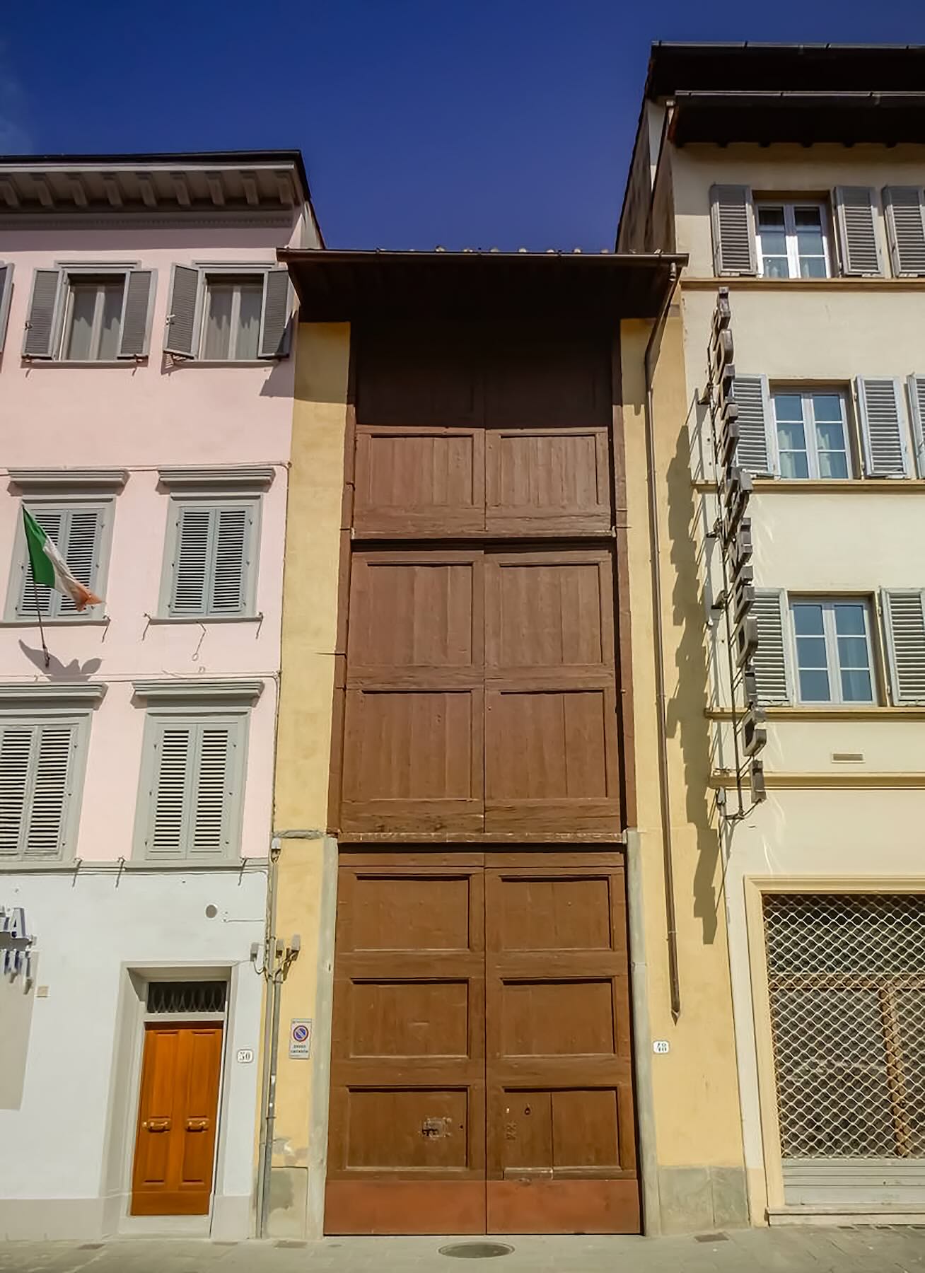 Restored wooden door of the Brindellone storage building on Via il Prato in Florence, opened for a rare public visit in January 2026. Photo courtesy of Comune di Firenze.