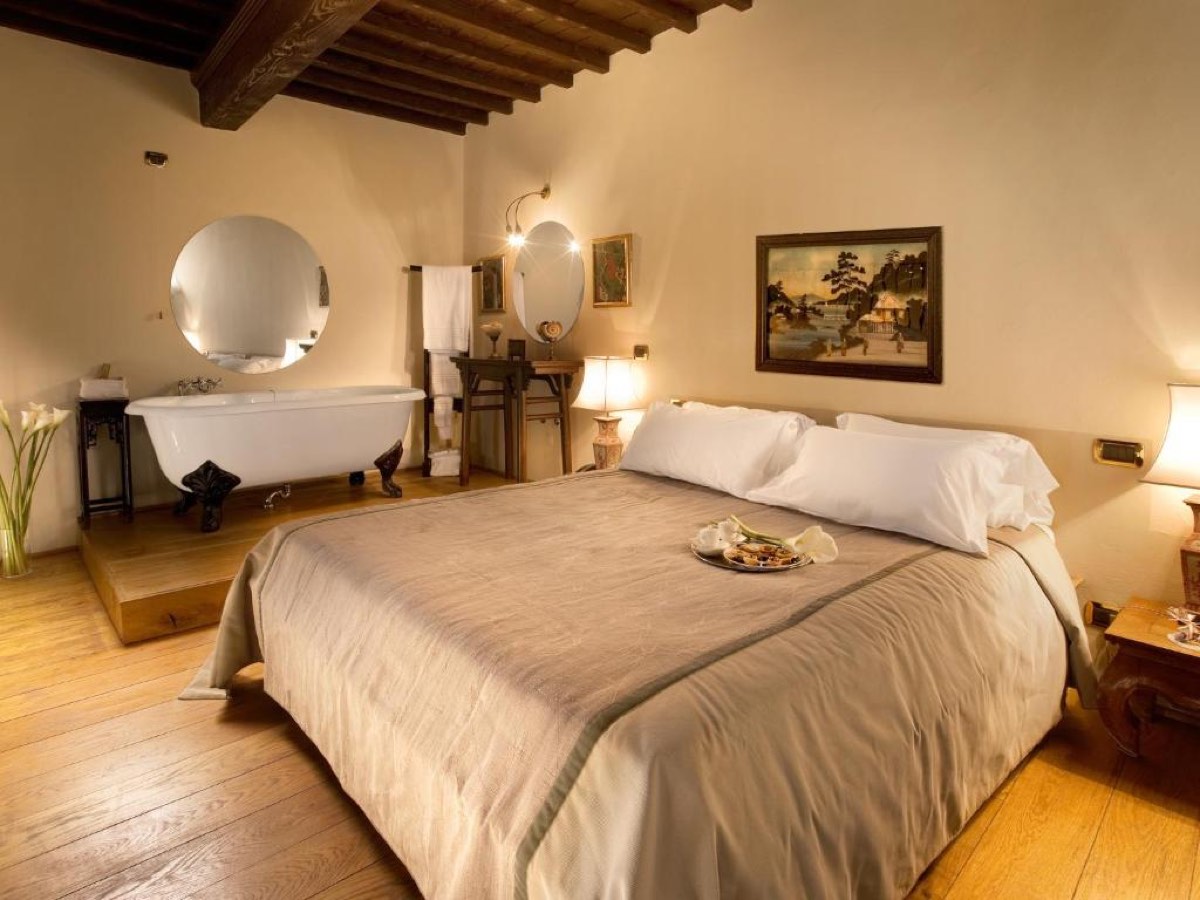 Best Arezzo Hotels for a Memorable Stay in Tuscany 12 Suite with in-room soaking tub at Graziella Patio Hotel, Arezzo