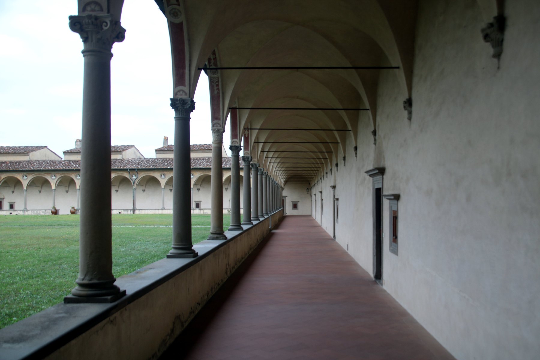 Autunno Fiorentino 2026: The Best Events Beyond Florence's Historic Center 2 Arcaded walkway of the great cloister of the Certosa di Firenze, with the lawn in the middle