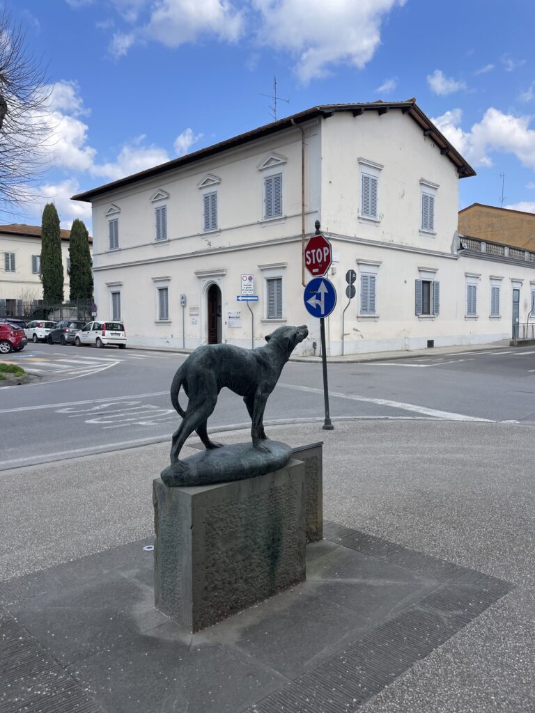 Fido's Statue in Borgo San Lorenzo: The Story of Tuscany's Most Loyal Dog 1 Bronze statue of the dog Fido on its stone base in Piazza Dante, Borgo San Lorenzo, Tuscany
